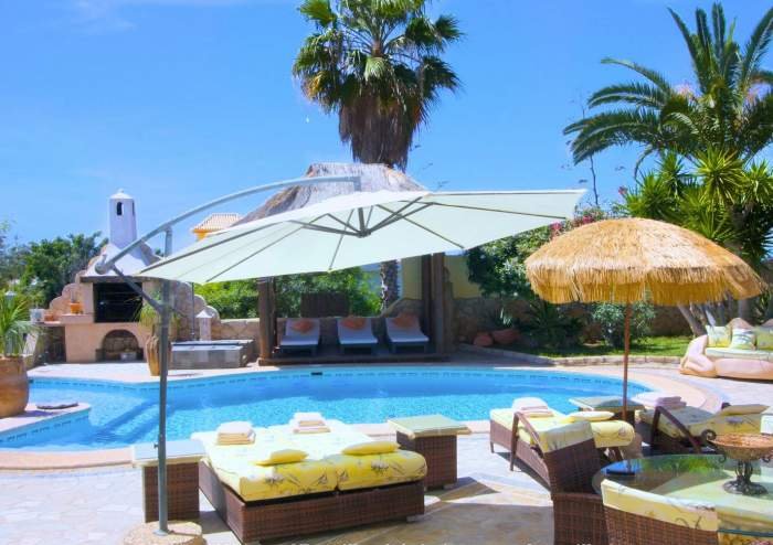 Exklusive, strandnahe Villa mit Poolbereich, großem Garten und Terrasse