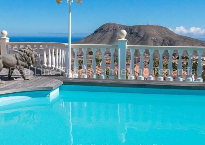 Luxus–Ferienwohnung im sonnigen Süden mit großem Pool und Terrasse
