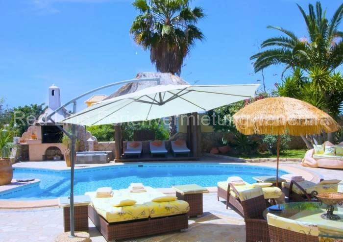 Teneriffa Luxus-Ferienhaus. Exklusive, strandnahe Luxus-Ferienvilla mit Poolbereich, großem Garten und Terrasse