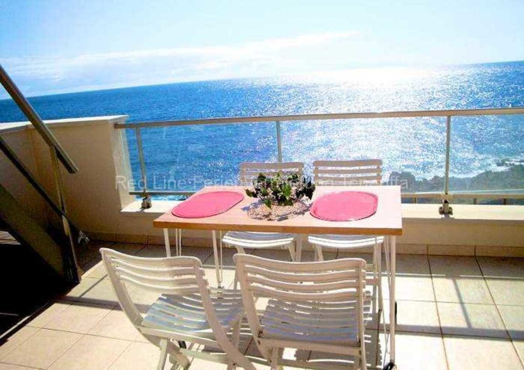 Teneriffa. Preiswerte private Ferienwohnung in vorderster Reihe am Meer mit Balkon und Dachterrasse.