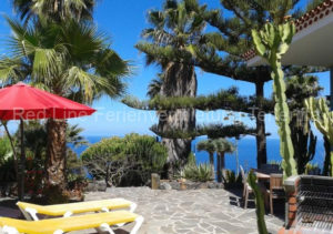 Ferienvilla Terrasse Grillbereich und Gemeinschaftspool im Norden