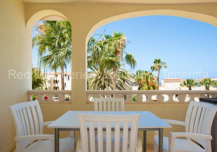 Ferienwohnung mit Meerblickterrasse und Pool in ruhigem Ort